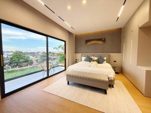 Chiang Mai near the old city brand new luxury single pool villa five-star villa B&B resort 4 bedrooms 5 bathrooms modern minimalist luxury decoration bring your luggage to stay
