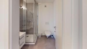 Fresh and Bright 1-Bedroom Centre Apartment - AL11