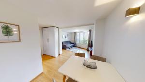Fresh and Bright 1-Bedroom Centre Apartment - AL11