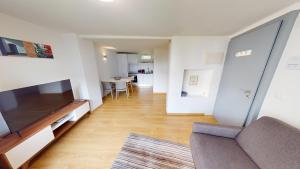Fresh and Bright 1-Bedroom Centre Apartment - AL11