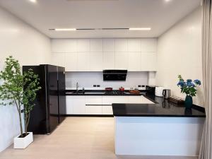 Brand new ultra-luxurious single pool villa resort homestay 4 bedrooms 5 bathrooms modern style decoration near Changkang Road, Chiang Mai Old City