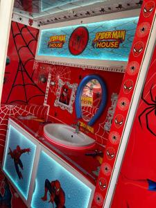 CATANIA SPIDERMANHOUSE l