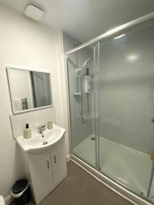 The Failsworth Collection - Stylish Apartments with Free Parking