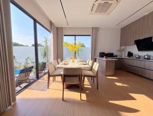 Chiang Mai City Center Luxury Pool Villa 4 Bedrooms 5 Bathrooms, Close to Chang Klan Road Business District, Chiang MaiRing, 5-Star Luxury Pool Holiday Villa