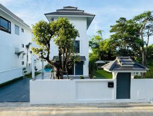 Chiang Mai City Center Luxury Pool Villa 4 Bedrooms 5 Bathrooms, Close to Chang Klan Road Business District, Chiang MaiRing, 5-Star Luxury Pool Holiday Villa