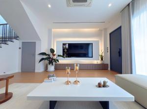 Chiang Mai City Center Luxury Pool Villa 4 Bedrooms 5 Bathrooms, Close to Chang Klan Road Business District, Chiang MaiRing, 5-Star Luxury Pool Holiday Villa