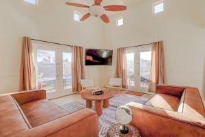 Epic 6BR with Pool, Spa and Fire Pit - Walk to Trails