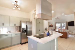 Epic 6BR with Pool, Spa and Fire Pit - Walk to Trails