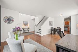 Spacious SIX Bedroom, Great Location