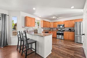 Spacious SIX Bedroom, Great Location