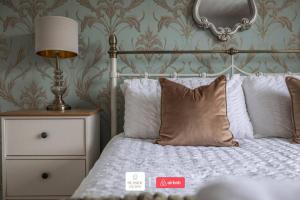 Sandbanks Peninsula l Premium Offers l Near to Corfe Castle l Sleeps Up to 4 l Seaside Escapes Short Lets & Serviced Accommodation