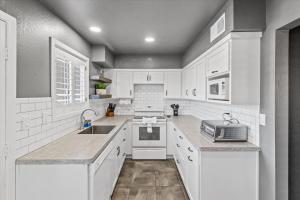 2BR Townhome with Pool and BBQ - Walk to Old Town