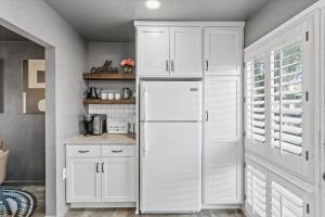 2BR Townhome with Pool and BBQ - Walk to Old Town