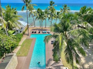 Cozy Beach Front Condo, Pool