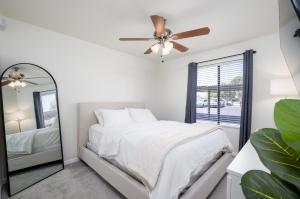 2BR Gated Condo - Pool and Gym Near Old Town