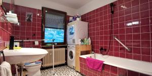 Komfort Ferienhaus mit Garten, 4 Zimmer, 8 Betten, eigene Küche, Bad WC, Gratis Frühstück, Parkplätze und WiFi, so privat wie zu Hause