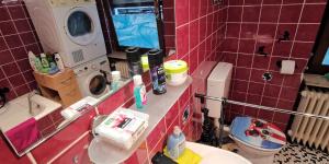 Komfort Ferienhaus mit Garten, 4 Zimmer, 8 Betten, eigene Küche, Bad WC, Gratis Frühstück, Parkplätze und WiFi, so privat wie zu Hause