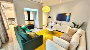 3-bedroom flat with Private Patio in Mayfair near Oxford Street, Marble Arch, Hyde Park