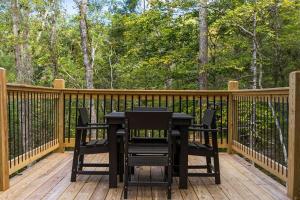 High-End Smoky Mountain Hideaway With Hot Tub