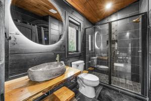 High-End Smoky Mountain Hideaway With Hot Tub