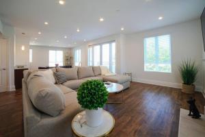 3 Large Bedrooms Near Downtown Balcony