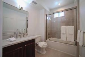 3 Large Bedrooms Near Downtown Balcony