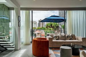 Exquisite Rooftop Retreat Near Lincoln Park