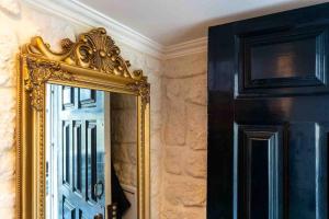 Historic Alfama Cave Studio - Medieval Quarter Experience