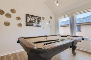 Single level w Fenced Yard, Pool Table & Fire Pit