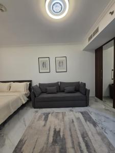 Luxury Studio in JLT near Metro & Lake View
