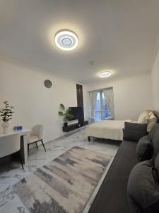 Luxury Studio in JLT near Metro & Lake View