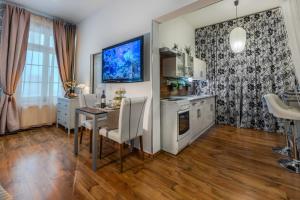 3 min from the main Railway station