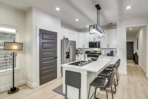 East Downtown Walkability! Modern Houston Townhome