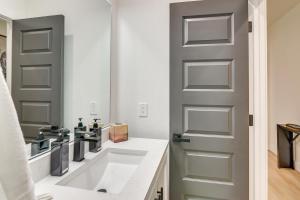 East Downtown Walkability! Modern Houston Townhome