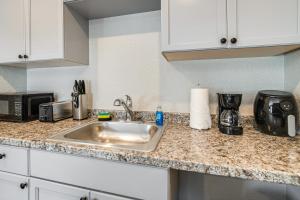 2 Mi to Chassahowitzka River! Cozy Resort Studio