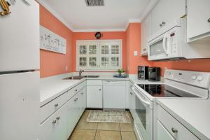 1035 Beachview Dr #13