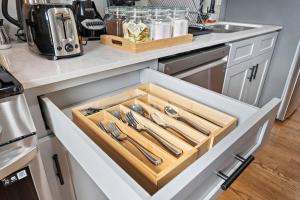 Homey Apt Nr Med Center Fire Pit BBQ WiFi Games