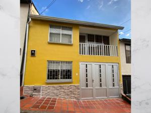 Casa amoblada 15 personas 6 habitaciones 4 baños - Frente al terminal y cable aereo, Cerca de Expoferias, Bosque Popular y Termales del Otoño