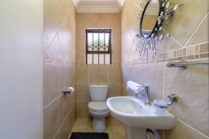 Spacious and homely 4-bed home in Honey Hills