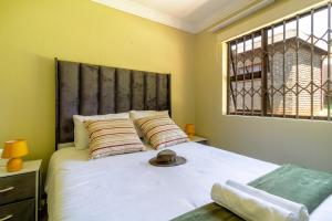 Spacious and homely 4-bed home in Honey Hills