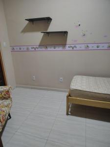 Casa amarela com fundos para seminário