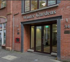 New 4 stars Large prime city center 2 bed 2 bath duplex apartment with free secure parking