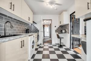 Spacious 4-Bed Haven in Orpington Retreat