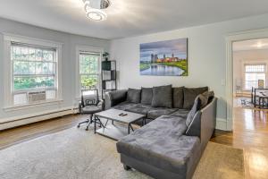 2 Mi to Dtwn! Walkable Minneapolis Apt with Deck