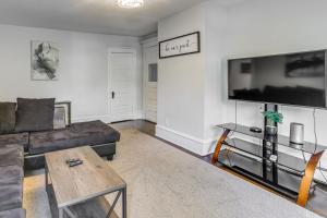2 Mi to Dtwn! Walkable Minneapolis Apt with Deck