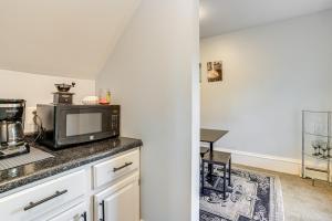 2 Mi to Dtwn! Walkable Minneapolis Apt with Deck