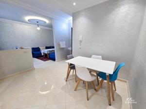 Elegant Apartment, Sea View & Beach 5 Min Away