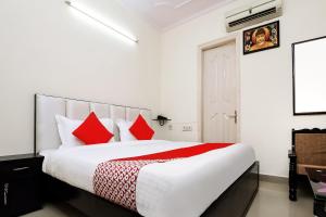 Collection O Ramji Grand Near Tdi Mall