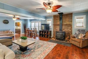 Route 66 Retreat Dog-Friendly Home in Williams