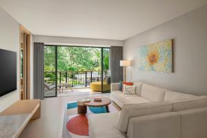 Le Meridien Phuket Mai Khao Beach Resort